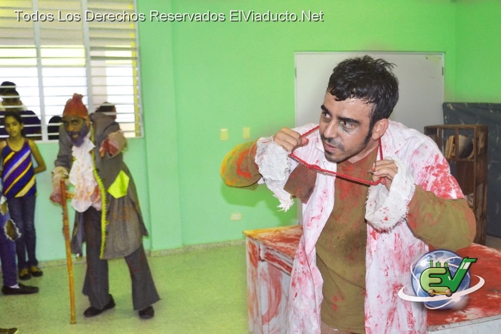 Escena de la obra La Ostra del Grupo de Teatro Cara-Mana de Gerardo-El Cuervo-Mercedes